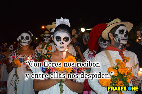 Con flores nos reciben y entre ellas nos despiden.