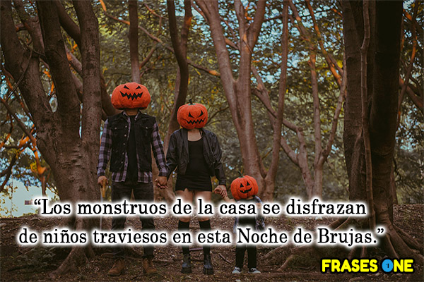 Los monstruos de la casa se disfrazan de niños traviesos en esta Noche de Brujas.