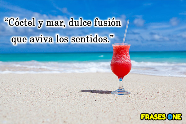 Cóctel y mar, dulce fusión que aviva los sentidos.